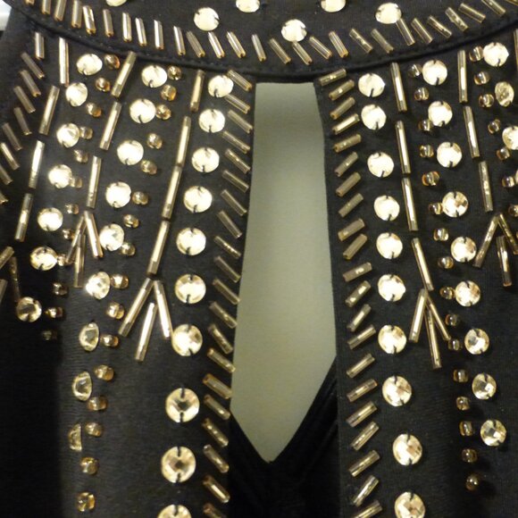 LE CHATEAU black sleeveless top with keyhole neckline and gold bead accents - Picture 4 of 11